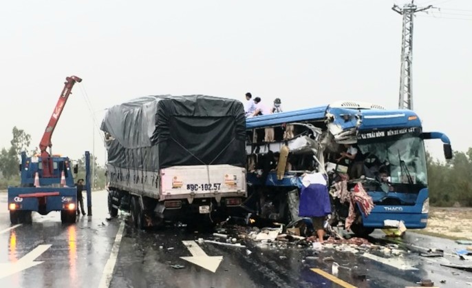 Xe ô tô khách hư hỏng nặng. Ảnh: Lê Phi Long