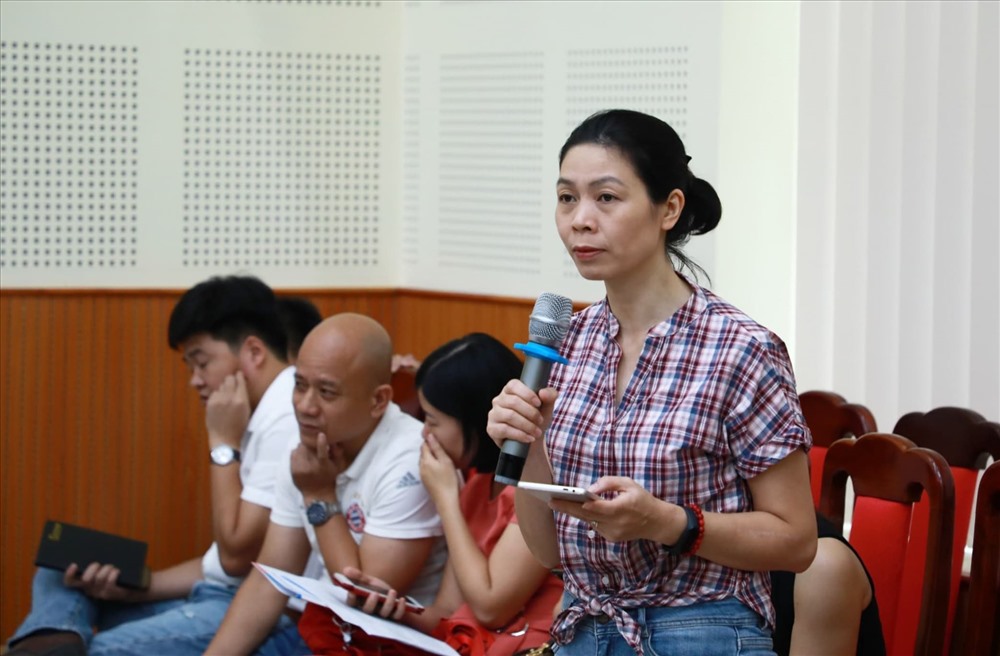 Phóng viên các cơ quan báo chí đặt câu hỏi tại buổi họp báo. Ảnh Phan Anh