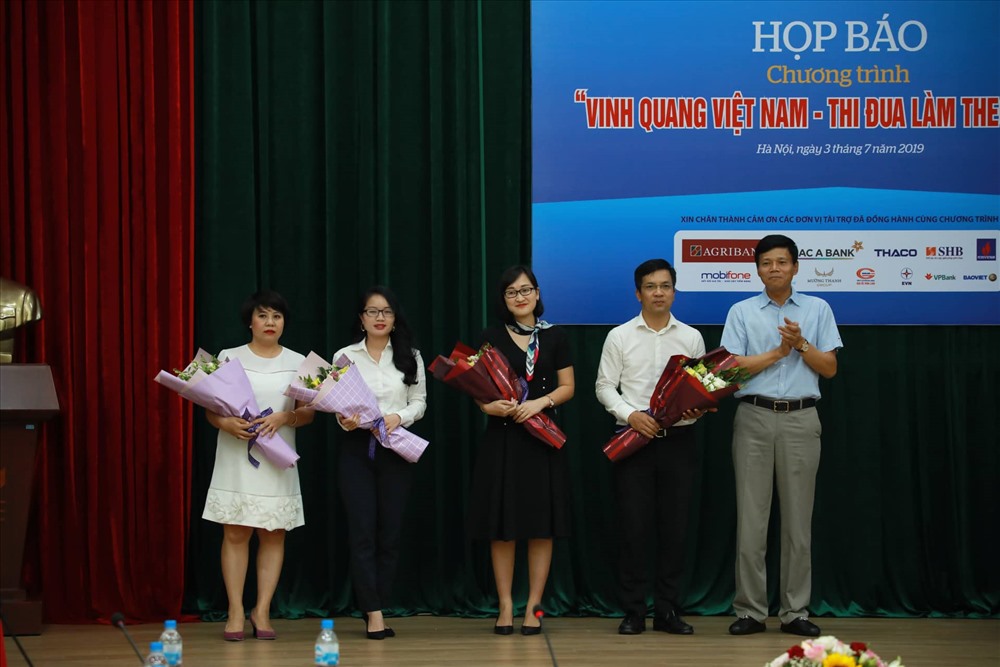 Tổng Biên tập Báo Lao Động Nguyễn Ngọc Hiển trao hoa và cảm ơn các nhà tài trợ đã tài trợ cho chương trình “Vinh quang Việt Nam“. Ảnh Phan Anh