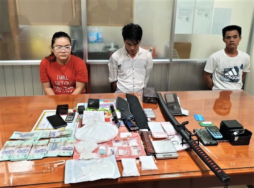 Các đối tượng vận chuyển ma túy trái phép bị lực lượng chức năng bắt giữ. Ảnh: P.V