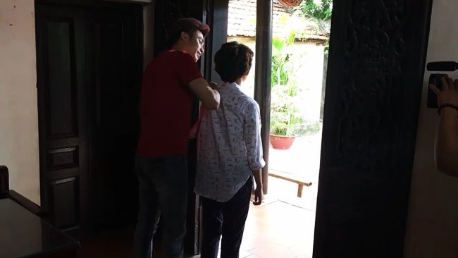 Con cô bán hoa khám xét để sờ soạng khắp người Ánh Dương.