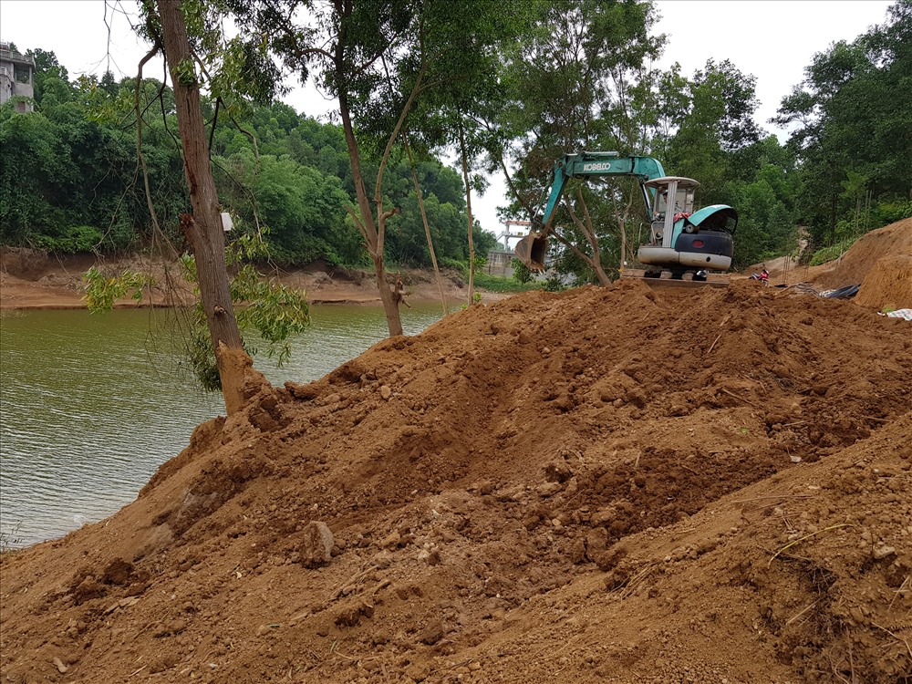 Công tác múc đất phần lấn hồ đang tích cực hoàn thiện.