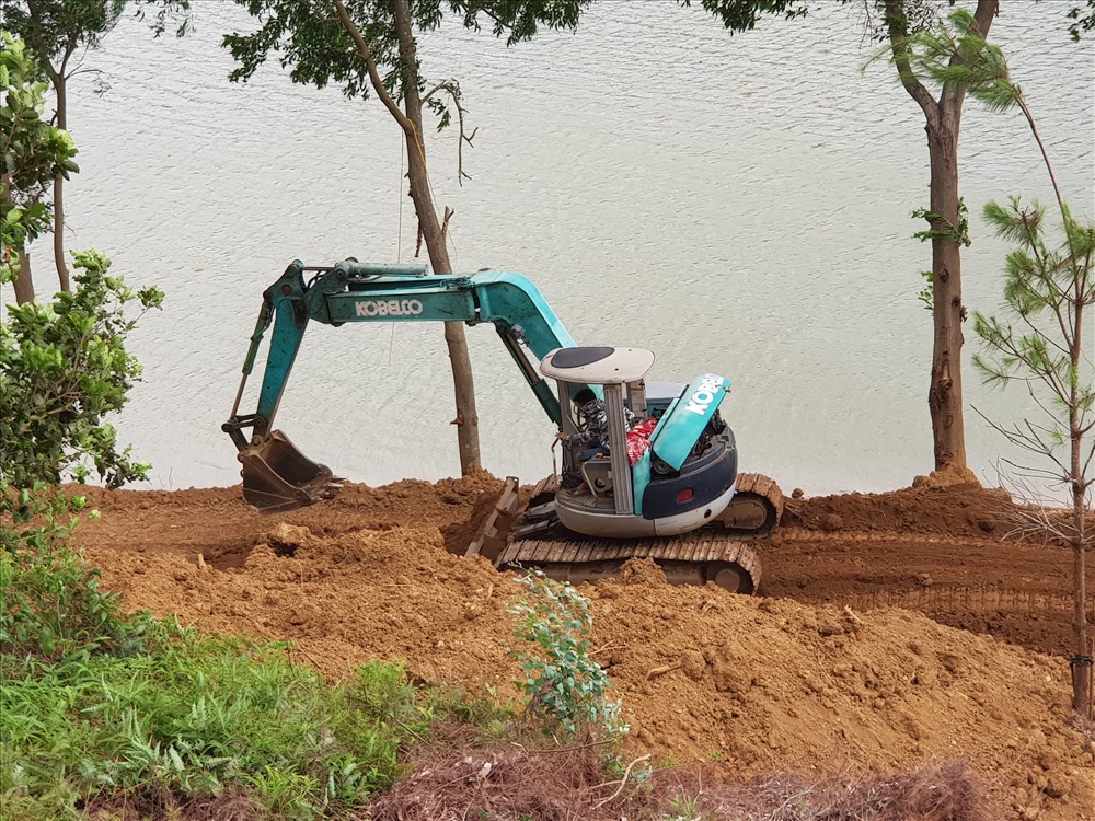 Công tác múc đất phần lấn hồ đang tích cực hoàn thiện.