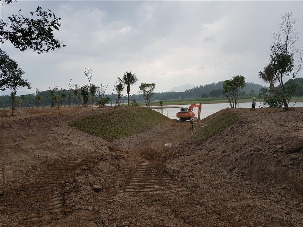 Có mặt tại hiện trường, đại diện đội quản lý trật tự xây dựng đô thị thị xã Sơn Tây cho biết, máy xúc và 3 nhân công liên tục làm việc hai ngày hôm nay, và khối lượng đất được múc lên trả về nguyên trạng khoảng 300 m3 đất.