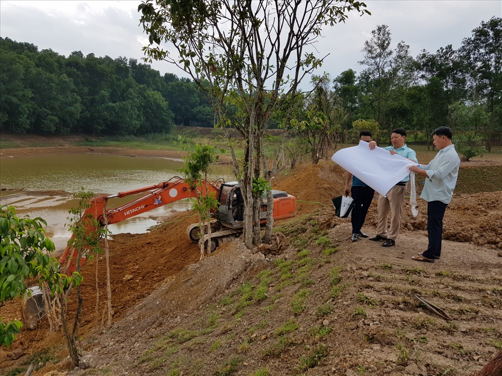 Sau khi báo Lao Động có bài phản ánh về tình trạng lấp hồ Đồng Mô, ngày 1.7, UBND Thị xã Sơn Tây ra quyết định về việc thành lập Tổ công tác giám sát việc khắc phục ngay các vi phạm quản lý đất đai của các dự án khu vực ven hồ Đồng Mô thuộc xã Sơn Đông.
