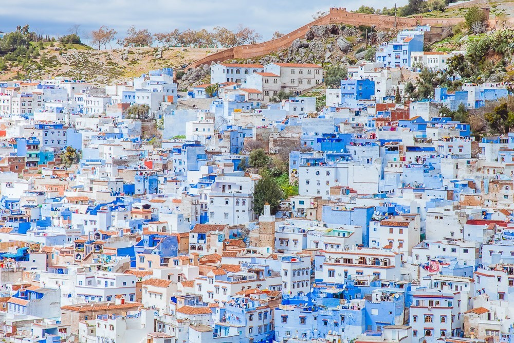 Khu phố cổ của Chefchaouen ở Morocco thành lập từ năm 1471, nằm trên sườn đồi với hai đỉnh nhô lên cao. Vì thế, theo ngôn ngữ Berber, tên gọi của vùng này còn mang ý nghĩa là “sừng“.