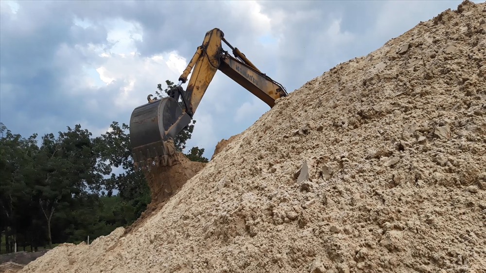 Tại bến Cá Ngựa một đống cát xây dựng lớn được tập kết về đây.