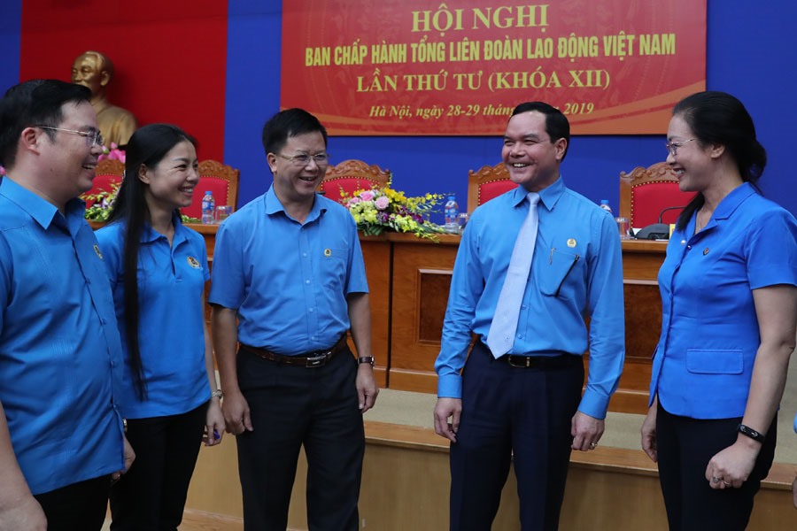 Đồng chí Nguyễn Đình Khang - Uỷ viên Trung ương Đảng, Chủ tịch Tổng LĐLĐVN (thứ hai, phải sang) - trao đổi cùng các đại biểu tại hội nghị.