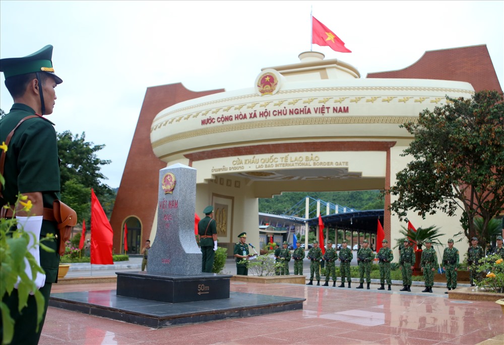 Nghiêm trang trước cột mốc chủ quyền 605. Ảnh: Hưng Thơ.