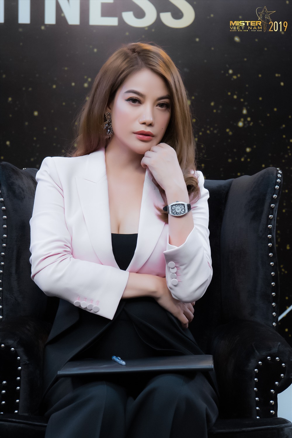 Trương Ngọc Ánh diện vest màu hồng kết hợp cùng jumpsuit tone đen. Ảnh: Huy Trần, Lý Võ Phú Hưng