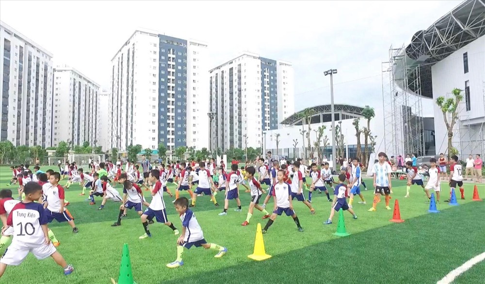 Các em đang khởi động trước khi vào trận đấu