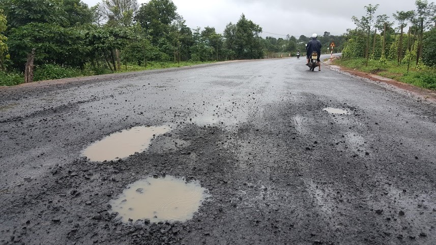 Gói thầu xây dựng đường liên huyện Chư Prông - huyện Đắk Đoa (Gia Lai) do Cty Thuận Nguyên liên danh với một doanh nghiệp khác, thi công kém chất lượng. Ảnh Đ..V