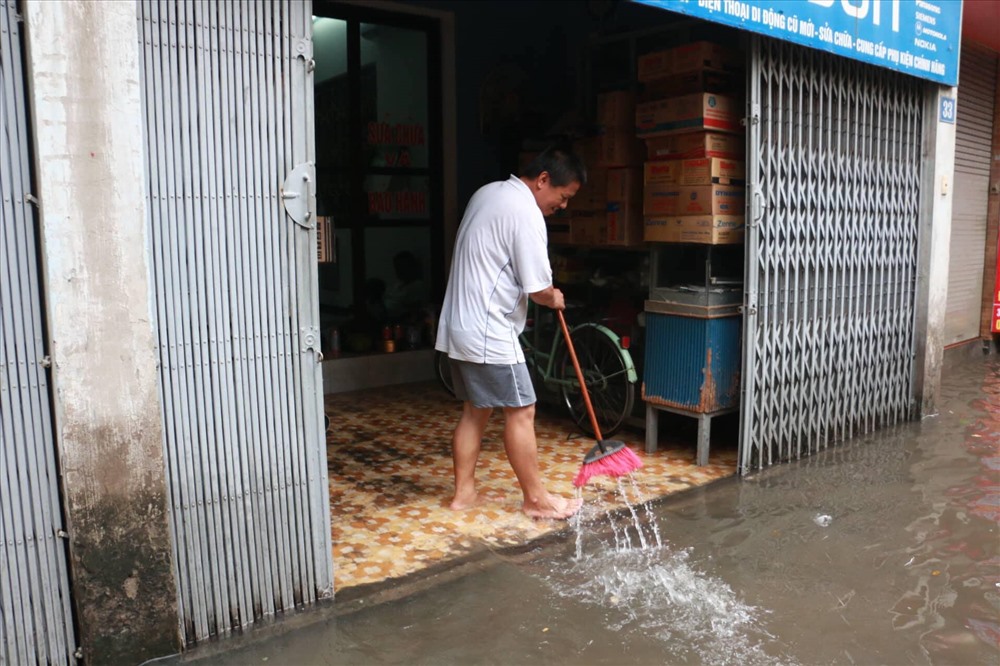 Nước ngập vào nhà cửa, nhiều xe cộ chìm nghỉm trong nước.