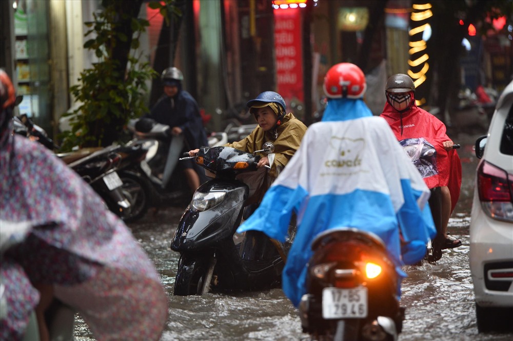 Khu vực Hà Nội chiều tối và đêm nay mưa rào và dông rải rác. Trong mưa dông có khả năng xảy ra gió giật mạnh.