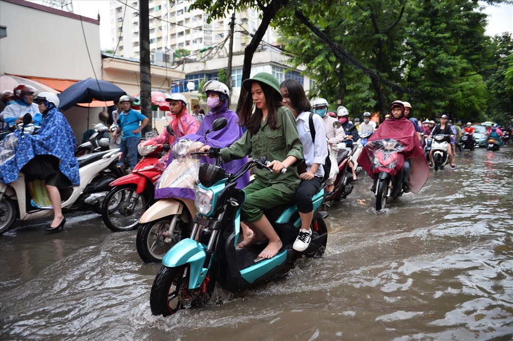 Theo Trung tâm dự báo KTTV quốc gia, hiện nay rãnh áp thấp có trục tây bắc - đông nam đi qua khu vực Bắc Bộ nối với áp thấp nhiệt đới đang hoạt động trên khu vực bắc Biển Đông.