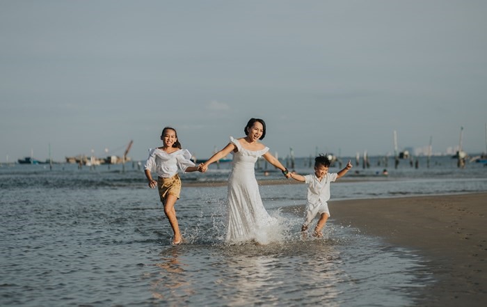 Thái Thùy Linh và 2 con. Ảnh: FBNV