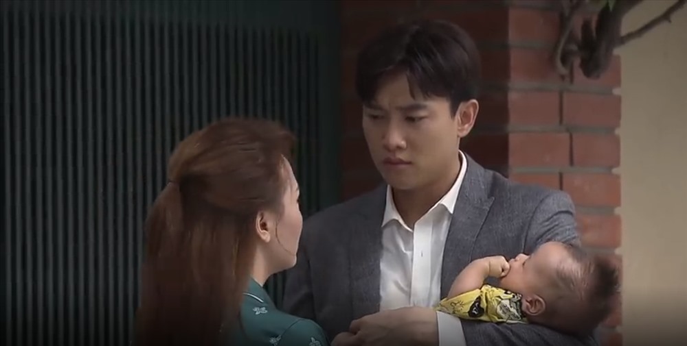 Vũ đến thăm mẹ con Thư. Ảnh cắt từ clip