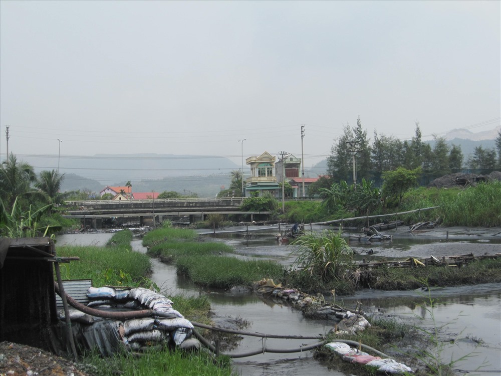 Người dân be bờ để mót than trên một con suối ở TP. Cẩm Phả. Ảnh: Nguyễn Hùng