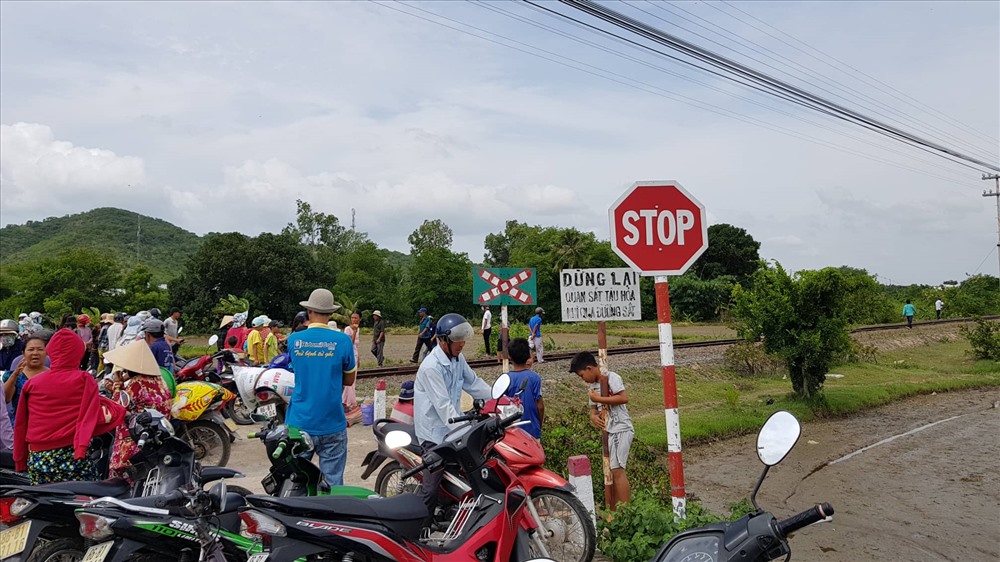 Rất đông người dân tới xem vụ việc_Ảnh: CTV