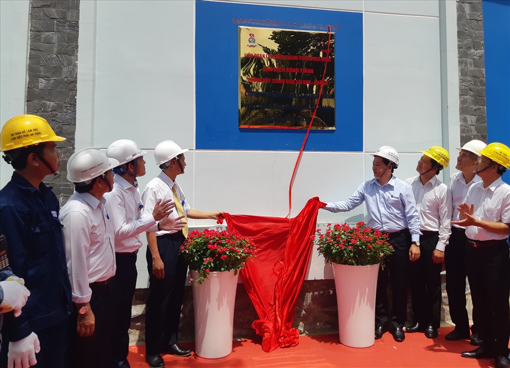 Nghi lễ gắn biển công trình thi đua. Ảnh Nam Dương