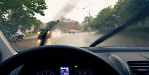Những điều cần nhớ khi lái xe mùa mưa bão - Ảnh 3.