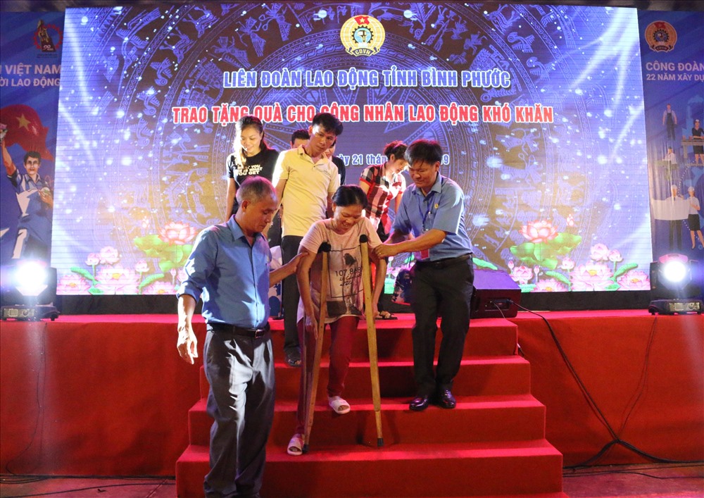 Công nhân lao động có khoàn cảnh khó khăn được chăm lo, tặng quà tại Tuần lễ Đồng hành cùng Đoàn viên Công đoàn.
