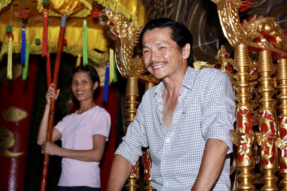 NSƯT Trung Anh tươi cười trong buổi tập luyện “Về nhà đi con“. Ảnh: THBB.