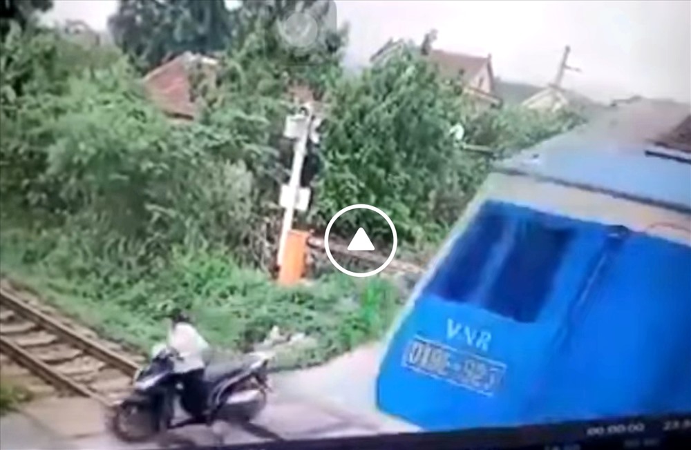 Hình ảnh chị H trước khi bị nạn. Ảnh cắt từ Camera hiện trường