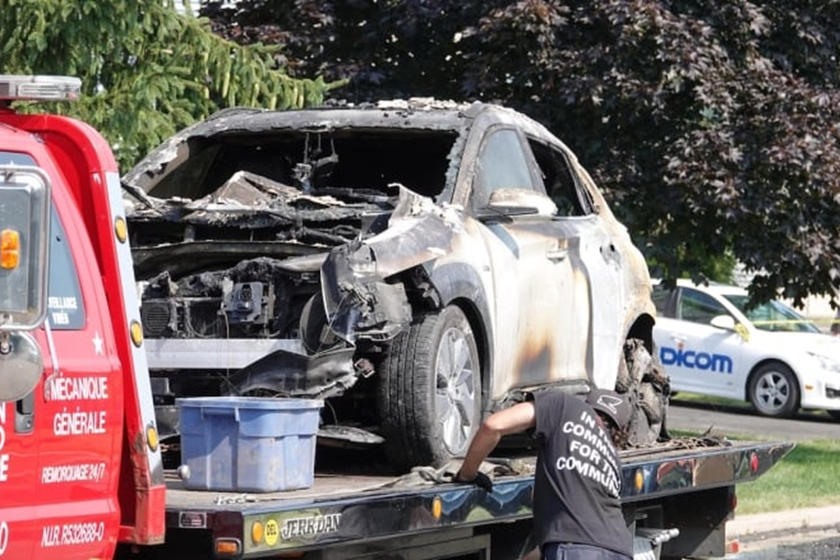 Sau vụ nổ, chiếc xe trên đã bị biến dạng nghiêm trọng. Ảnh: Carbuzz