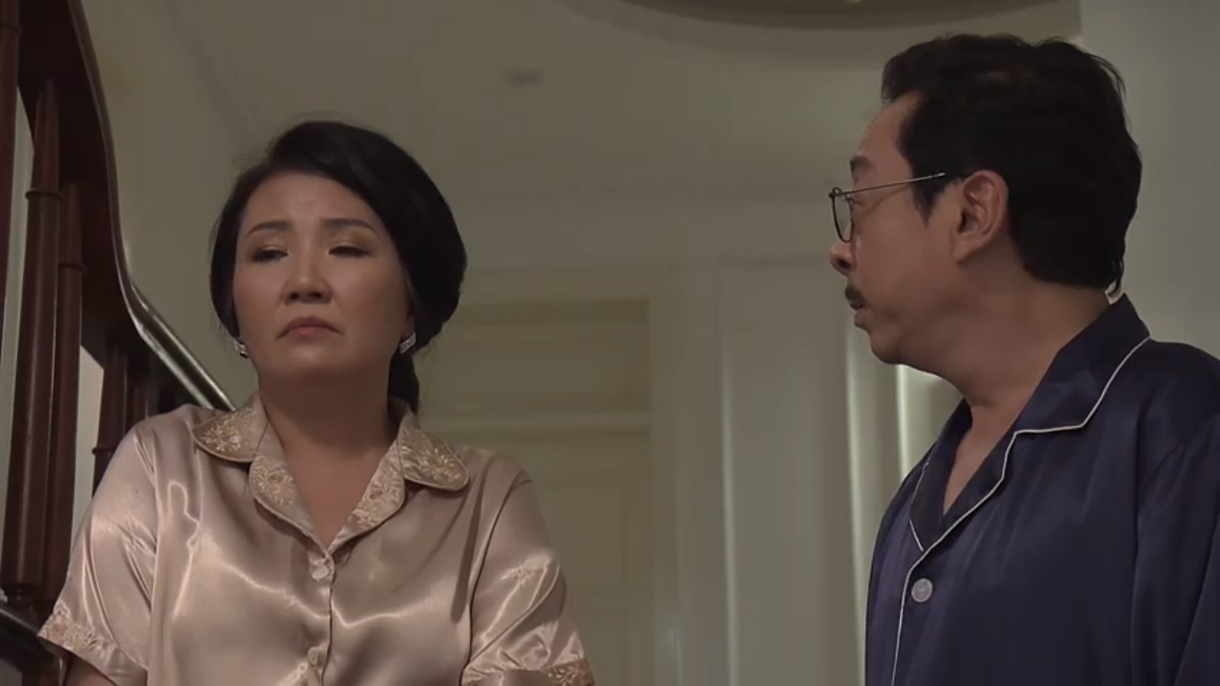 Ông bà Luật nói chuyện với nhau. Ảnh cắt từ clip