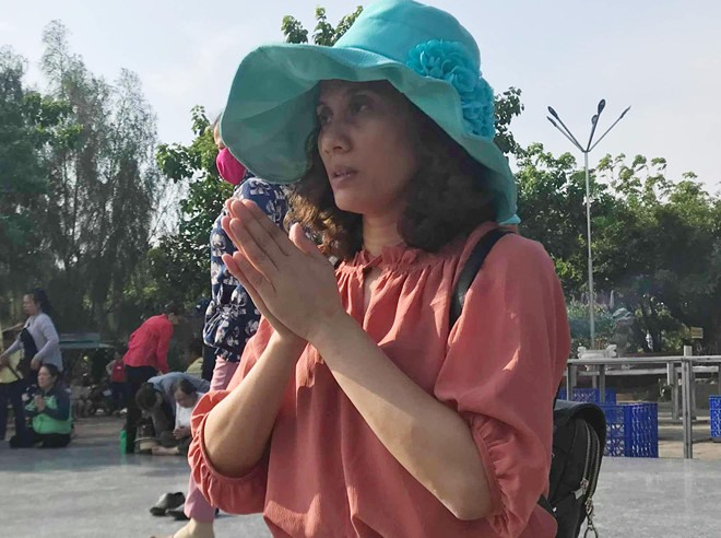 Chị Hon thắp hương, lạy Phật tại khu du lịch Quan âm Phật đài ở phường Nhà Mát, TP Bạc Liêu. Ảnh: Nhật Tân.