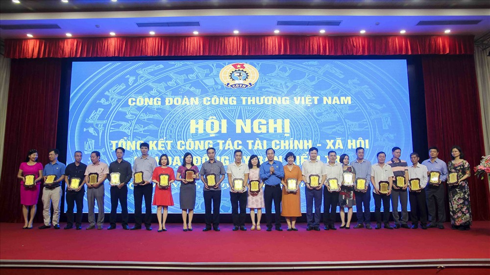 Phó Chủ tịch Công đoàn Công thương Việt Nam Quách Văn Ngọc trao biểu trưng cho các cá nhân có thành tích tốt trong hoạt động tài chính công đoàn. Ảnh: T.L