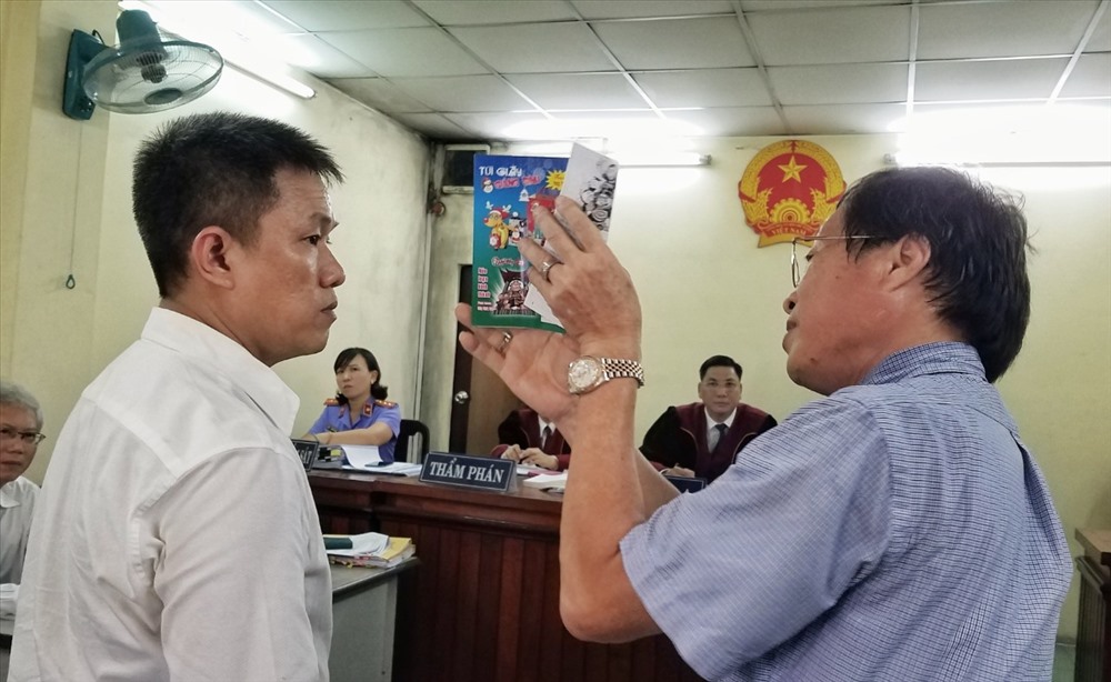 Họa sĩ Lê Linh (trái)và ông Nguyễn Vân Nam (phải) - đại diện cho công ty Phan Thị trao đổi gay gắt tại tòa