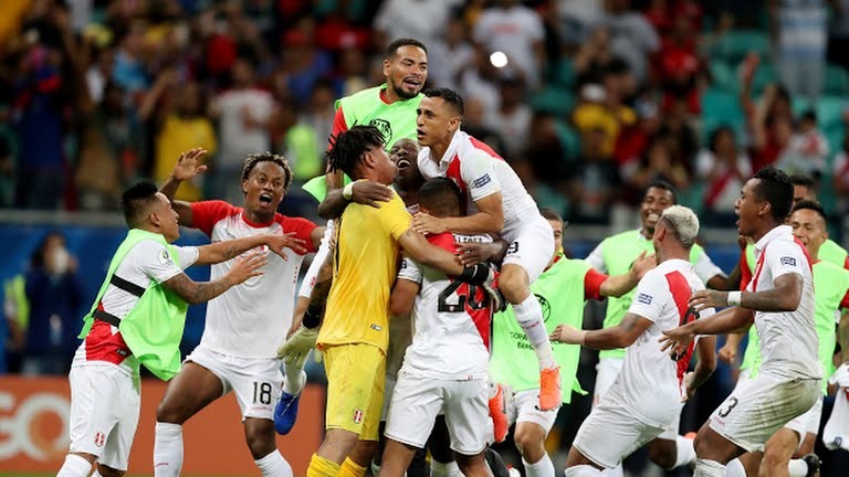Những thái cực trái chiều của Uruguay và Peru. Ảnh: Reuters.