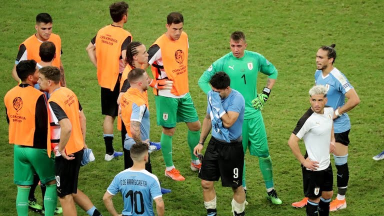 Những thái cực trái chiều của Uruguay và Peru. Ảnh: Reuters.