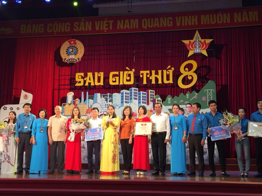 Các đồng chí lãnh đạo tỉnh và Ban Tổ chức trao giải Nhất, Nhì, Ba cho các đội thi.