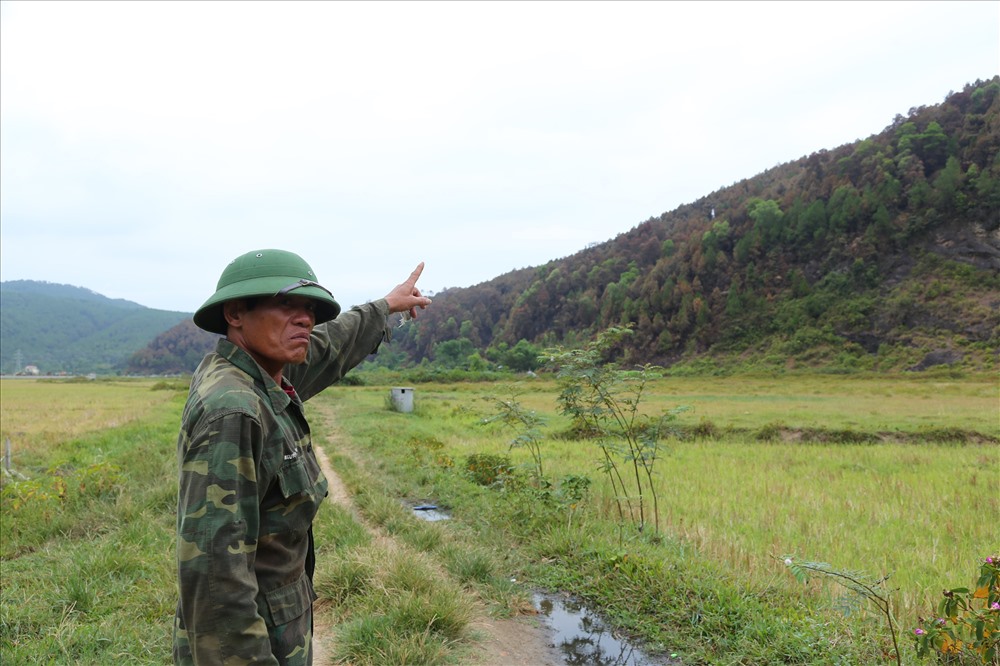 Ông Tiến dẫn chúng tôi lên điểm phát cháy đầu tiên mà ông cùng các lực lượng nỗ lực khống chế nhưng bất thành. Ảnh: A.Đ