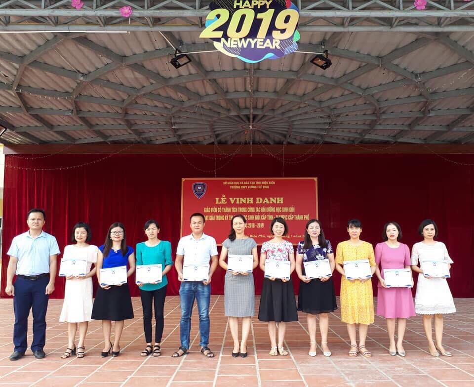 Cô giáo Vũ Thị Tố Loan trong Lễ vinh danh vì có thành tích xuất sắc trong công tác bồi dưỡng học sinh giỏi năm hoc 2018 - 2019. Ảnh Trần Nga