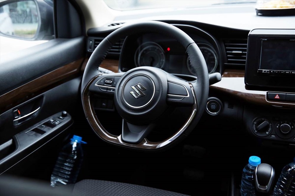 Vô lăng của Ertiga 2019 là loại trợ lực điện được bọc da