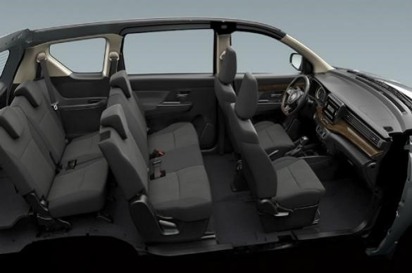 Chiếc xe 7 chỗ này chính là ghế nỉ có chất liệu và phối màu đen sọc vân sang trọng