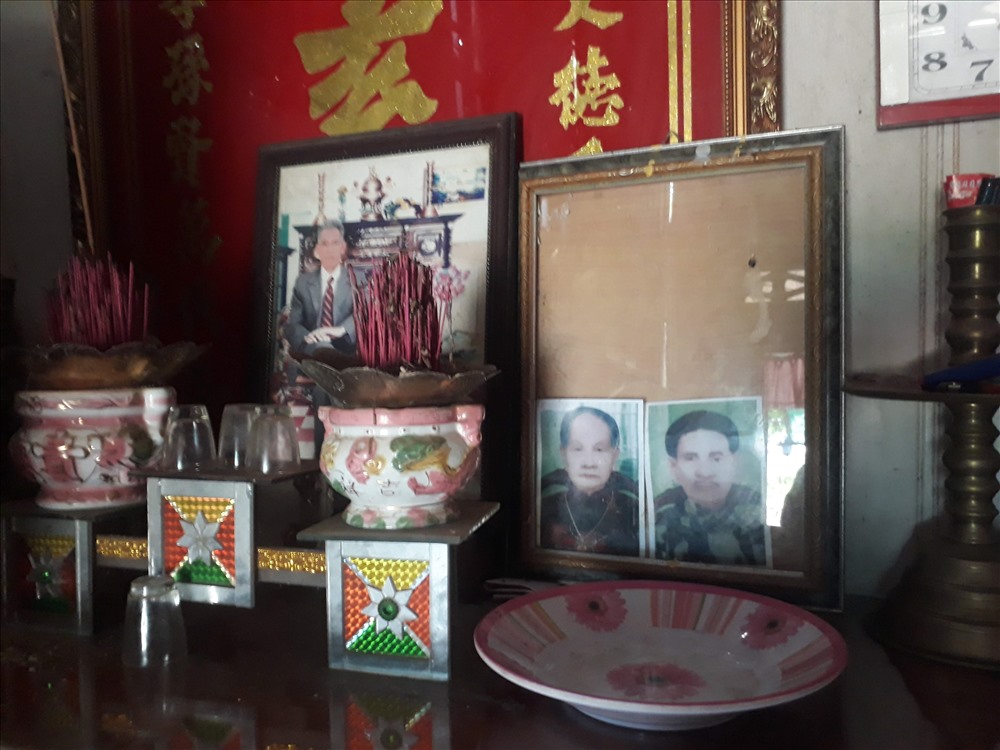 Di ảnh và bác hương thờ chi Hon được gia đình đem xuống (ảnh Nhật Hồ)