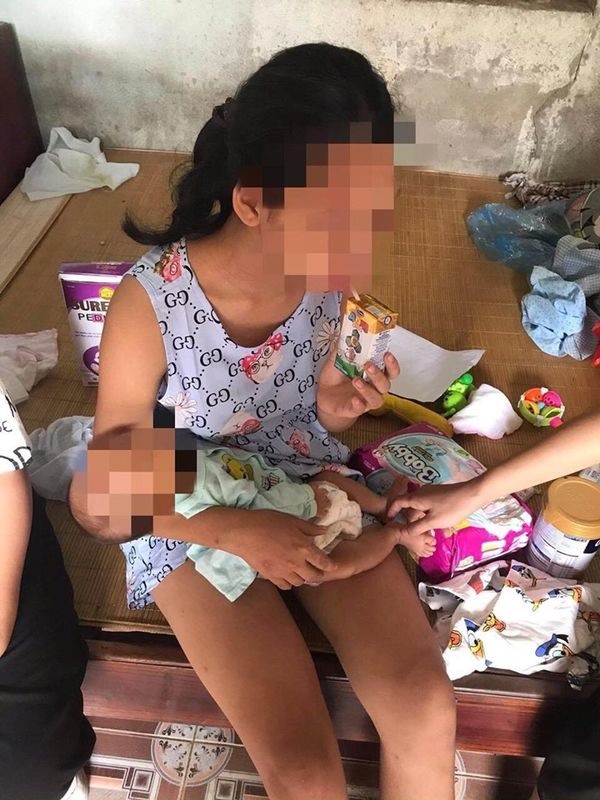 H. đang chăm sóc con nhỏ mới chào đời. Ảnh: CTV