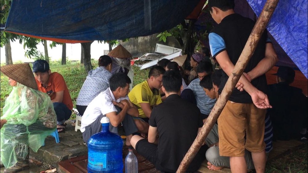 Đã là ngày thứ 4 người dân chặn đường, không cho xe rác vào bãi rác Nam Sơn. Ảnh: PV.