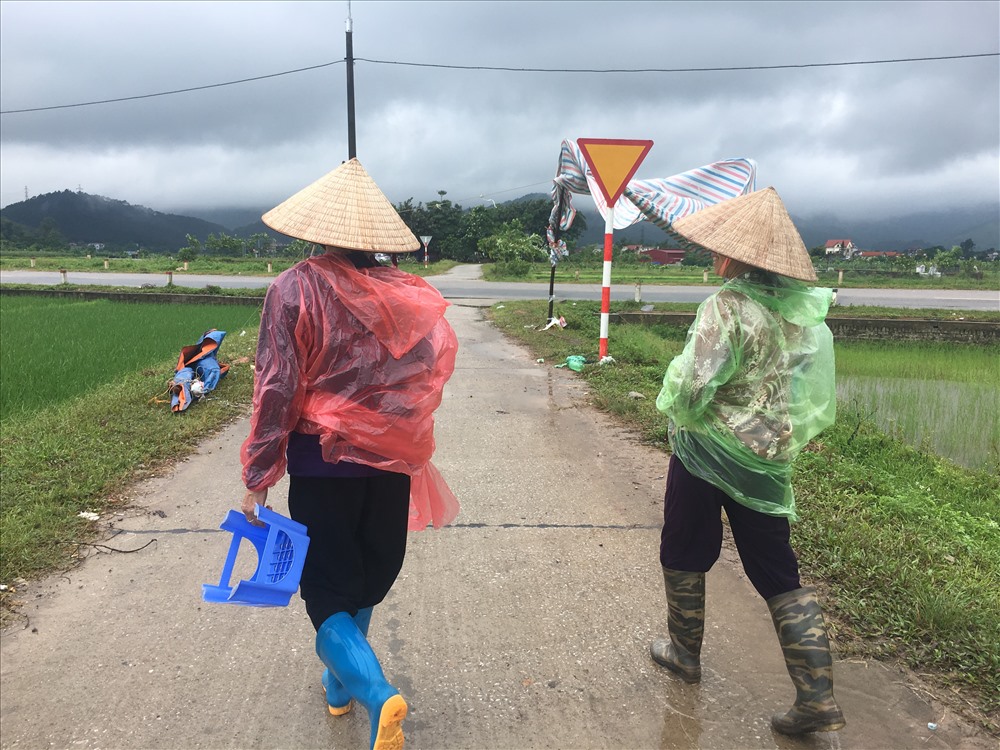 Người dân tiếp tục không cho xe rác vào bãi rác Nam Sơn.