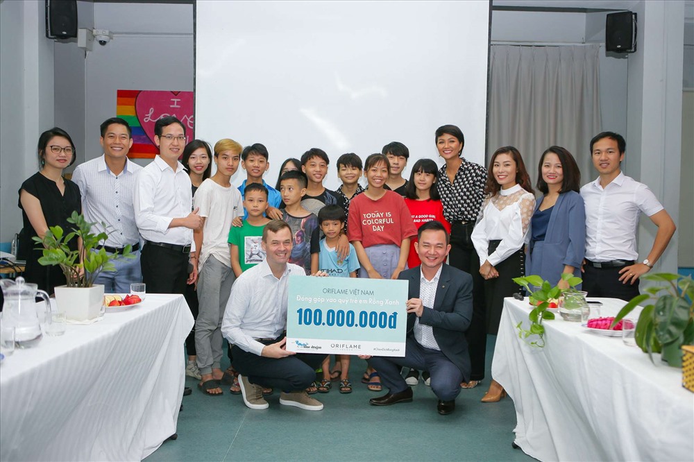 H'Hen Niê trao 100 triệu đồng cho các trẻ em có hoàn cảnh đặc biệt. Ảnh: NVCC.