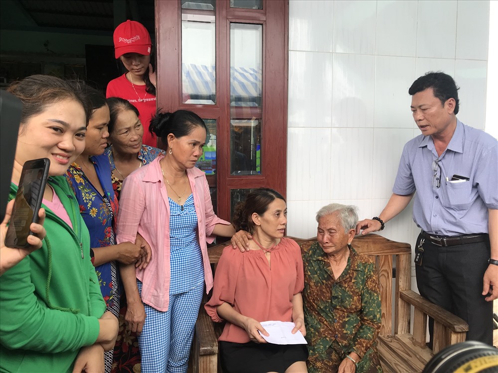 Chính quyền có mặt kịp thời hướng dẫn gia đình làm các thủ tục tư pháp cho chị Hon (ảnh Nhật Hồ)