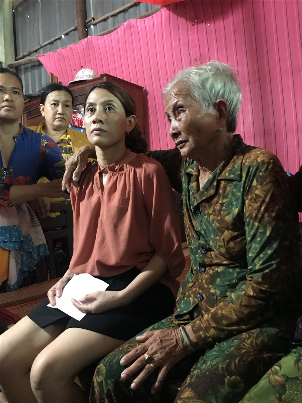 Chị Hon vẫn chưa hết ngơ ngác bên canhj mẹ mình (ảnh Nhật Hồ)