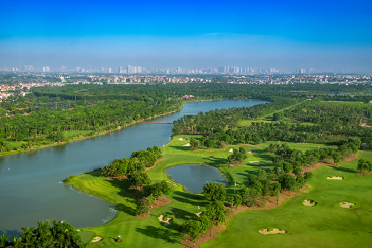 Tầm nhìn đắt giá sân golf – mặt hồ của khu căn hộ Aqua Bay Ecopark. Ảnh: Ecopark