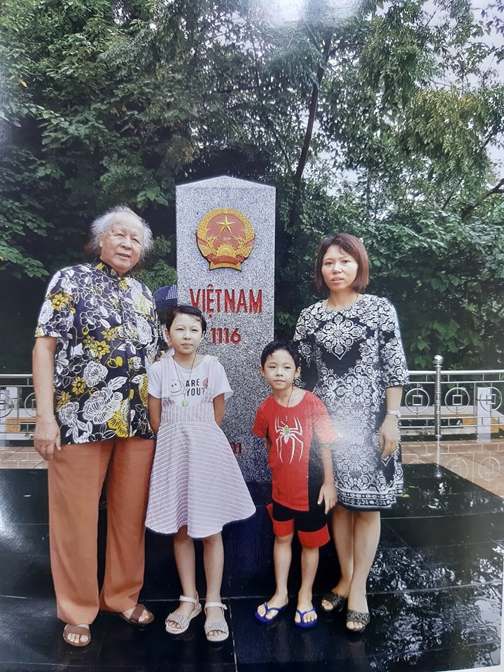 Ông Nguyễn Hữu Trọng sau khi kết hôn với người vợ thứ 4 đã sinh được 2 con, 1 trai, 1 gái. Ảnh T.V