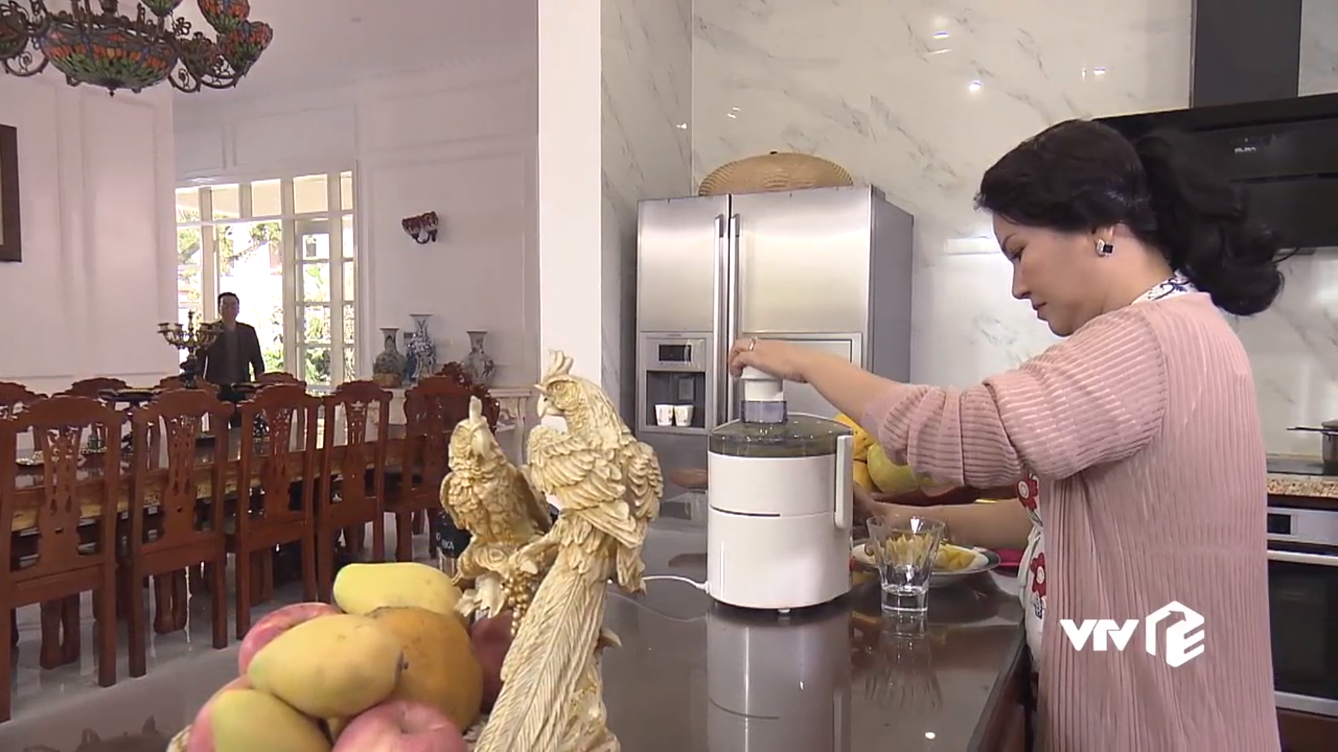 Mặc dù giàu có nhưng mẹ chồng trong “Về nhà đi con” vẫn luôn tay làm việc bếp núc. Ảnh: ST
